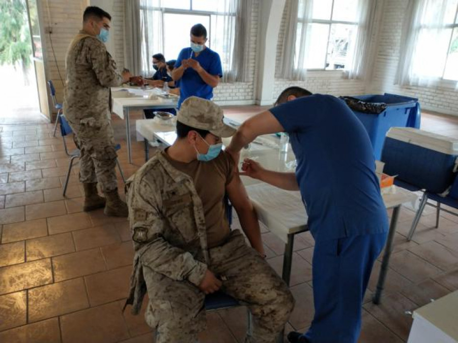 La vacuna esta pensada en las nuevas variantes del coronavirus. Foto referencial Ejército de Chile