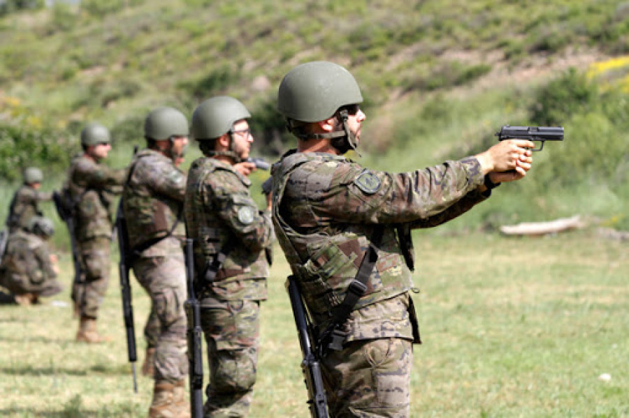 Ejercicio de tiro con pistola. Foto Ejército de Tierra