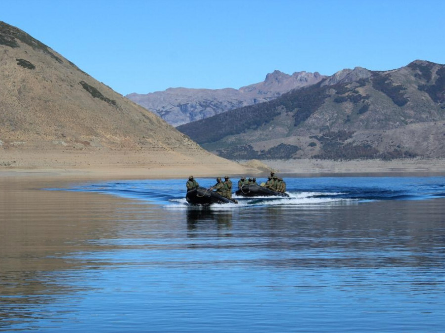 El ejercicio consideró una navegación de dos horas en la laguna del Laja. Foto Ejército de Chile