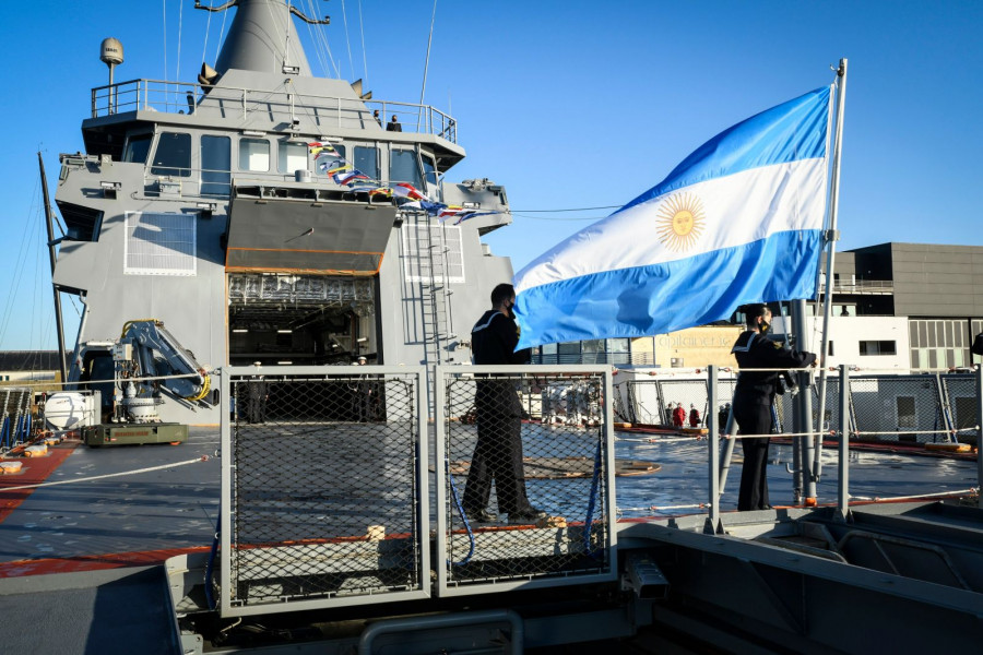 Izado de la bandera argentina en la cubierta del ARA Piedrabuena. Fotos Naval Group