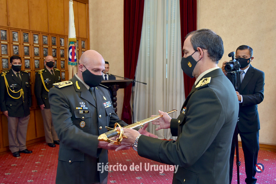 Comandante en Jefe del Ejército entrega al general Mangini una réplica del sable del general Artigas. Foto ENU