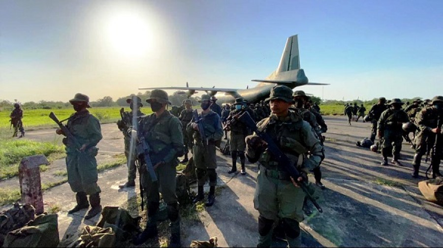 Efectivos de la Armada arribando a Apure a bordo de un Y-8F-200W de la Aviación Militar. Foto Ceofanb