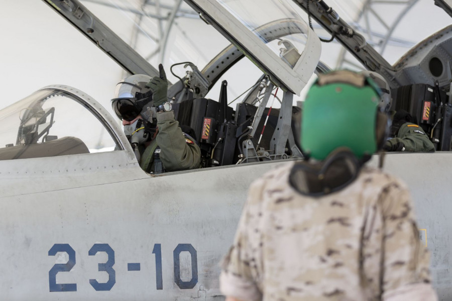 Pilotos en un avión entrenador F-5. Foto Ejército del Aire