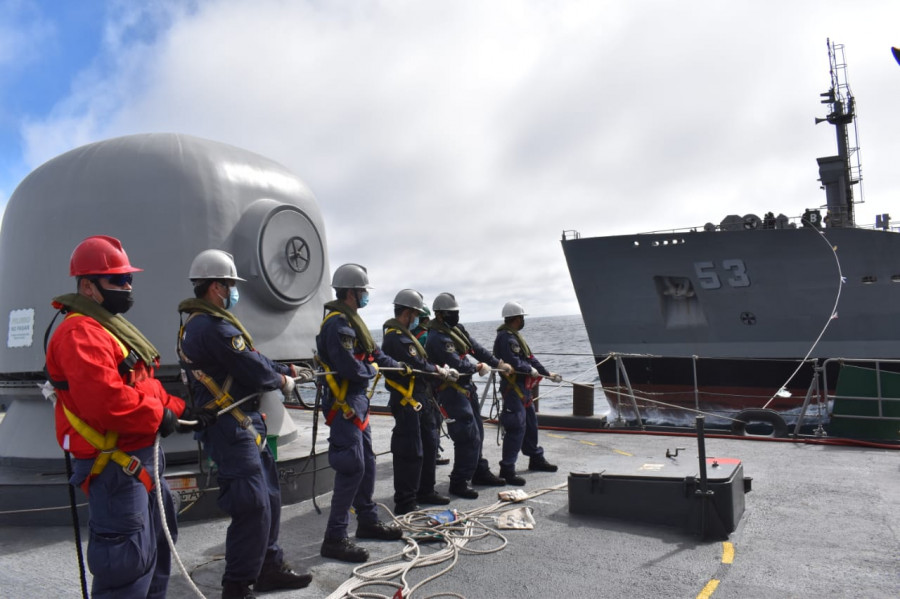 Buque de la Escuadra Nacional en maniobra de reabastecimiento con el petrolero AO-53 Araucano. Foto Armada de Chile