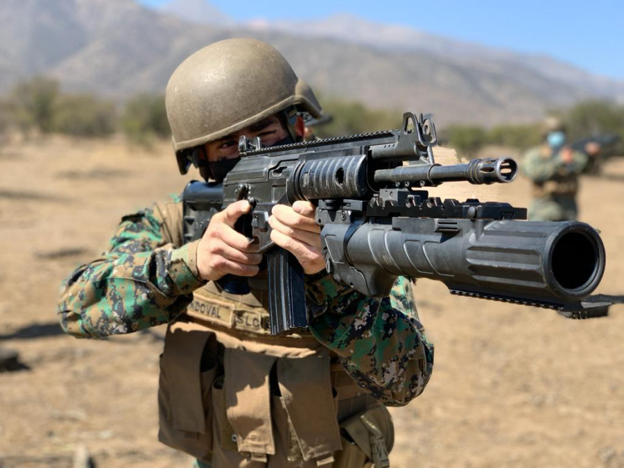 Soldado conscripto con el lanzagranadas IWI GL 40 mm adosado al fusil Galil ACE 22 NC. Foto Ejército de Chile
