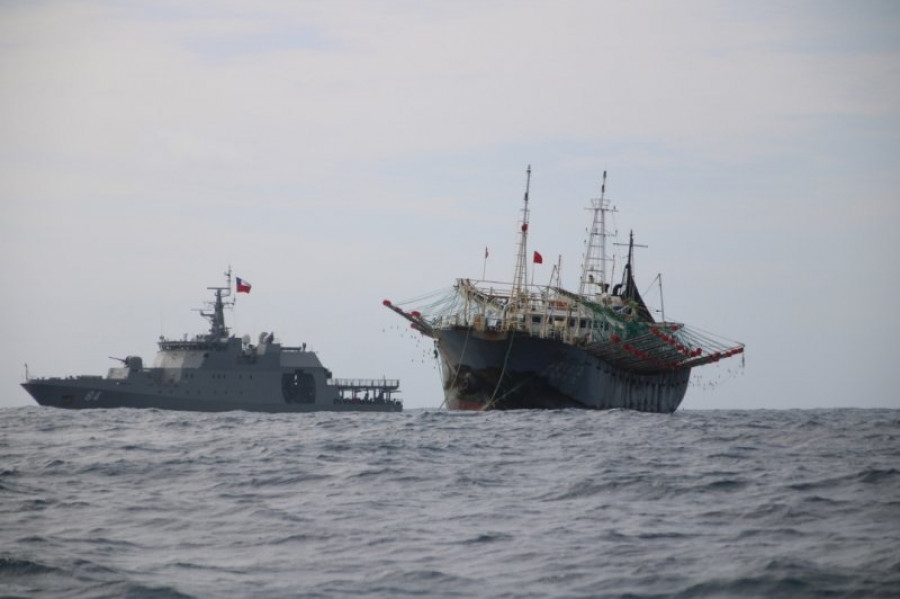 OPV realizando tareas de fiscalización a embarcación pesquera en su tránsito frente a la costa nacional. Foto Armada de Chile