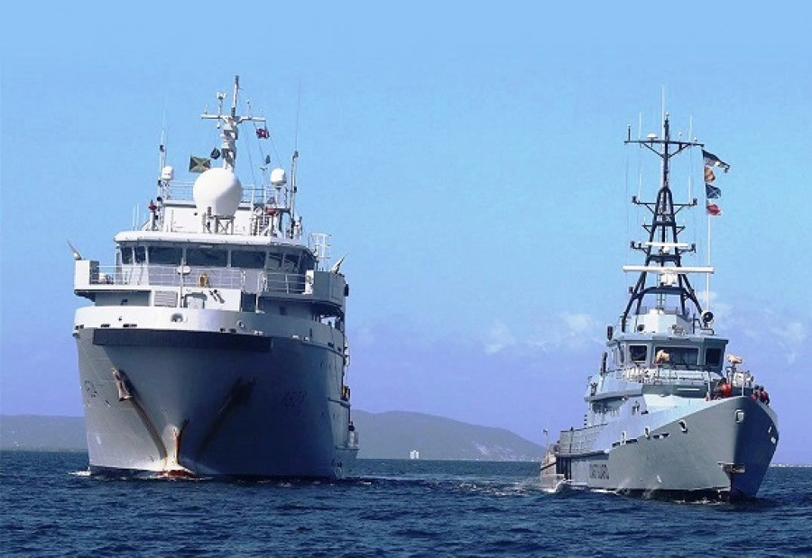 El Dumont dUrville y el Cornwall durante el ejercicio. Foto Jamaica Defence Force