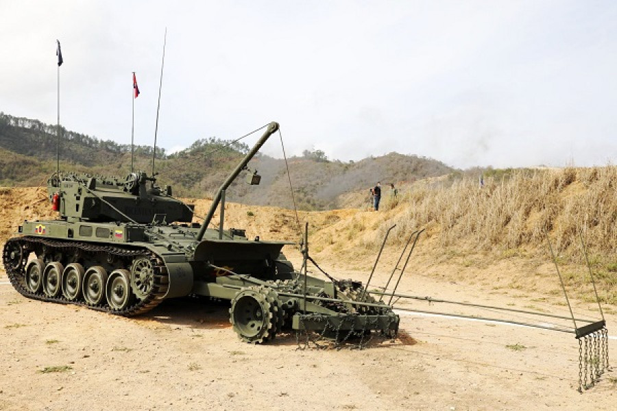 Chasis de un tanque AMX-13 convertido en barreminas. Foto Prensa FANB