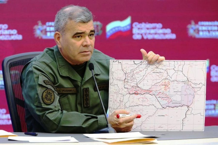 El ministro Padrino López mostrando el mapa del área de operaciones. Foto Prensa Presidencial