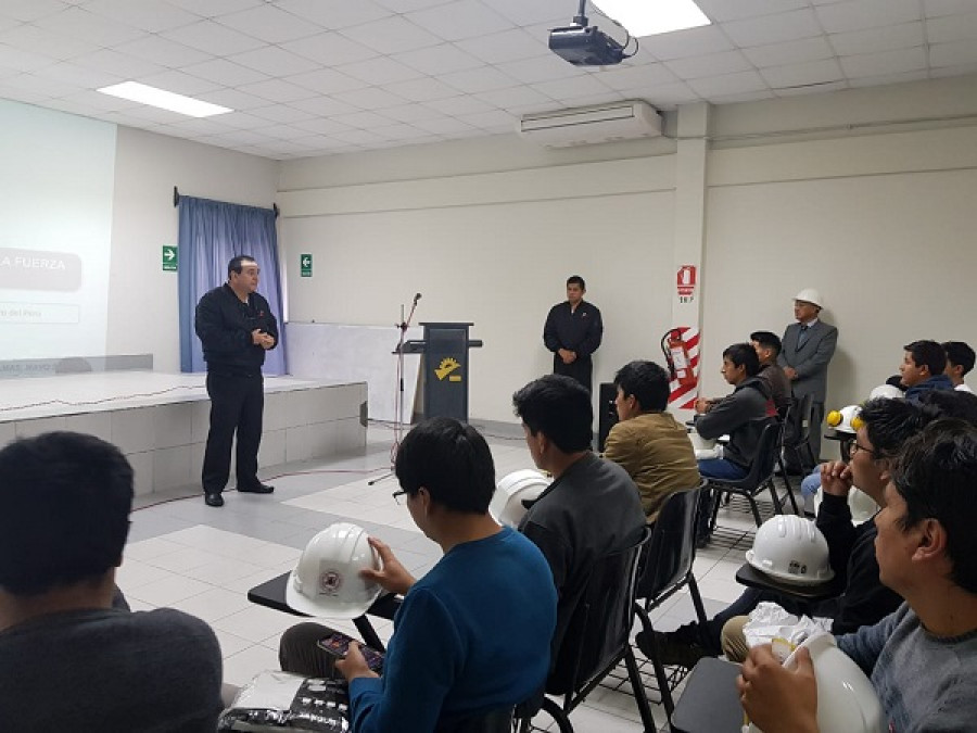 El coronel Ricardo Vera expone ante universitarios sobre las capacidades del Seman Perú. Foto FAP