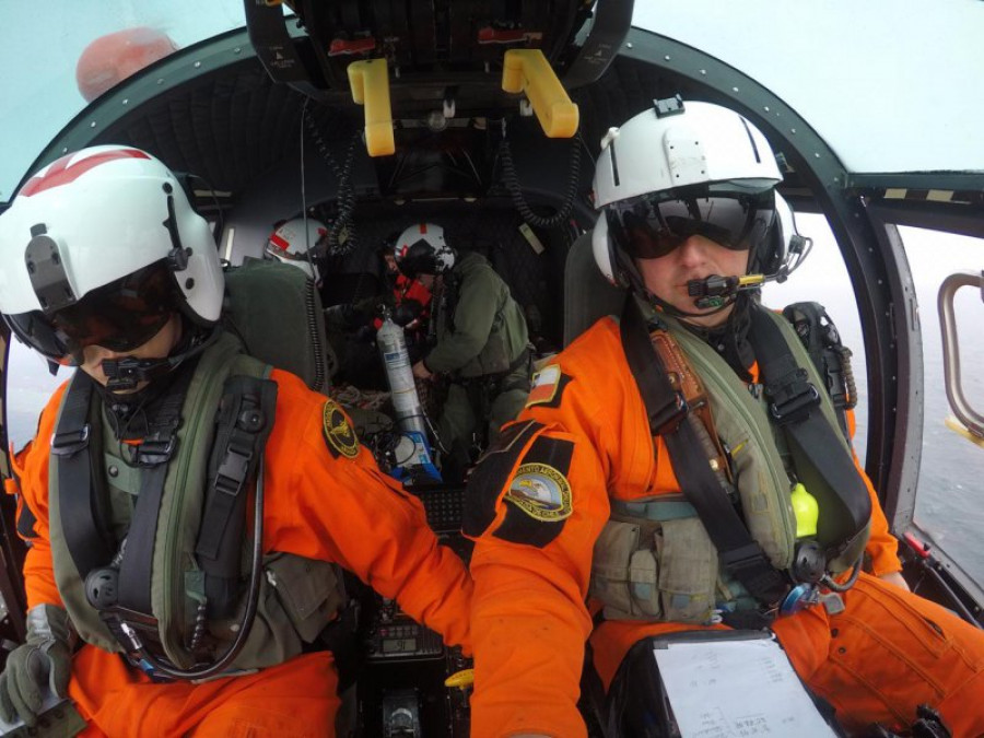 Personal de vuelo en un helicóptero del Grupo Aeronaval Sur de Punta Arenas. Foto Armada de Chile
