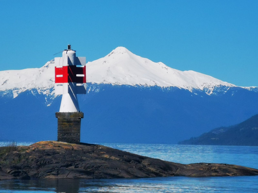 Dispositivo de señalización marítima en Cayo Huerta, Bahía de Cochamó. Foto Armada de Chile