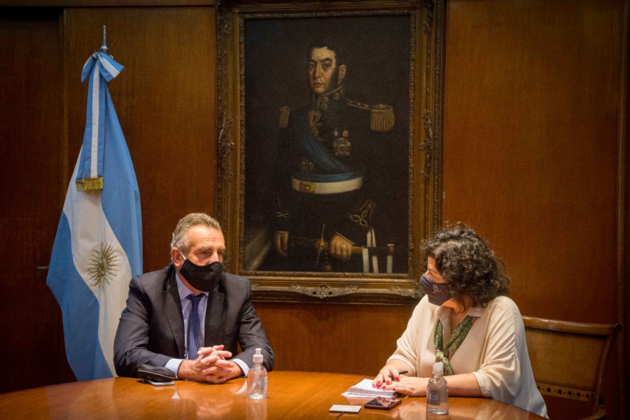 Los ministros Agustín Rossi y Carla Vizzotti. Foto Ministerio de Defensa