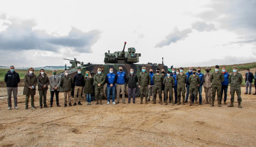 Delegación del Ejército de Tierra y representantes de las empresas de Tess Defence junto a la torre Guardian 30. Foto Escribano