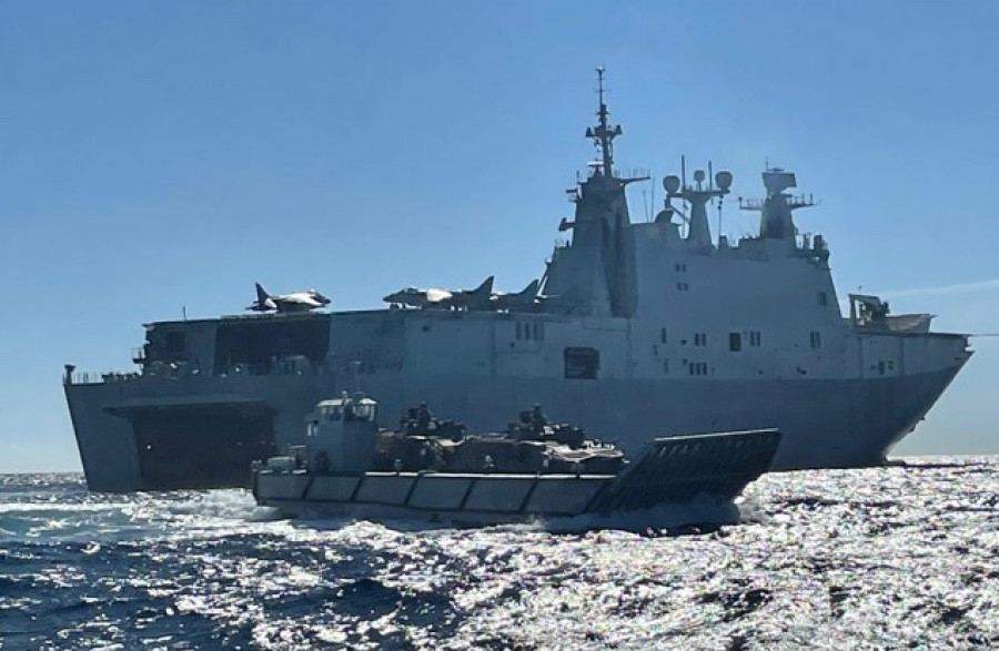 LHD Juan Carlos I junto a una lancha de desembarco. Foto Armada