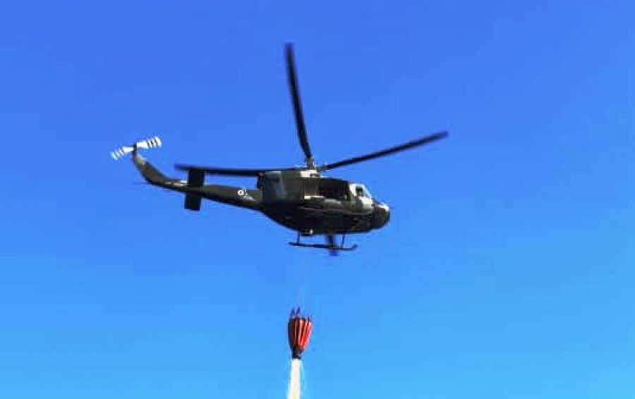 Bell 412 descargando un Bambi Bucket. Foto Fuerza Aérea Salvadoreña