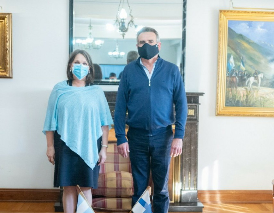 La embajadora finlandesa Kirsi Vanamo-Santacruz y el ministro de Defensa argentino, Agustín Rossi. Foto Mindef