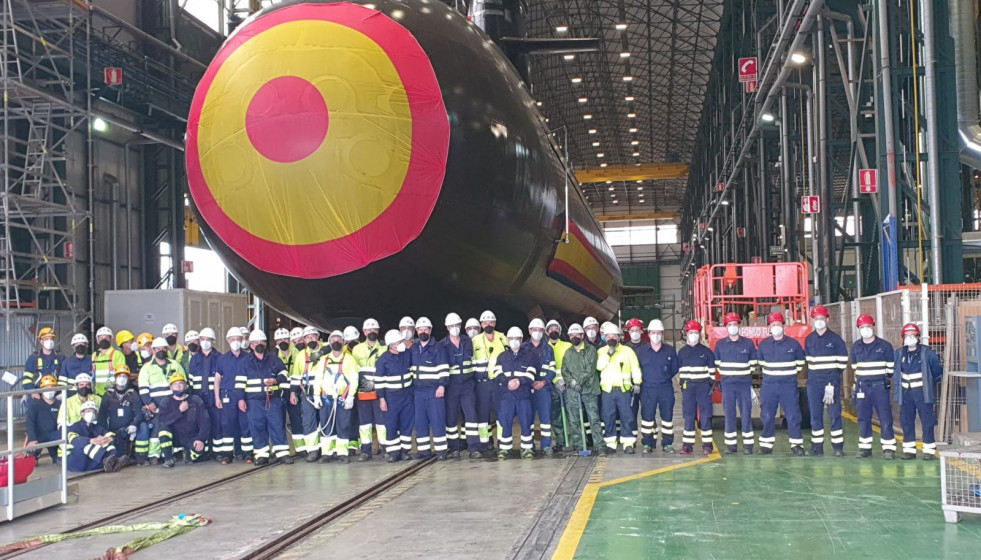 Trabajadores de Navantia junto al submarino S-81 Isaac Peral. Foto Navantia