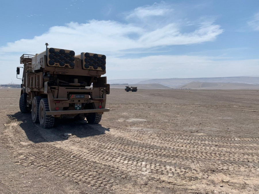 El sistema LAR 160 cuenta con dos contenedores y capacidad para 13 cohetes MK-IV de 160 mm. Foto Ejército de Chile