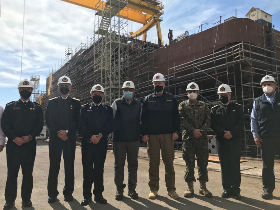 El ministro y la comitiva en la grada de construcción de Asmar Talcahuano. Foto Ministerio de Defensa de Chile