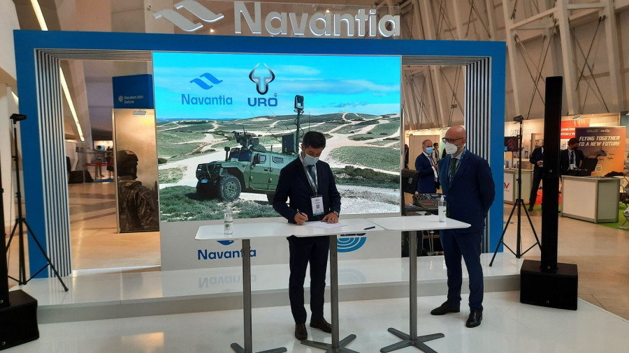 Firma del acuerdo en el estand de Navantia en Unvex. Foto: Navantia