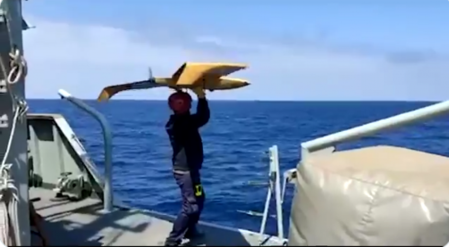 Lanzamiento del RPAS M5D Airfox desde la cubierta del cazaminas Segura. Foto: Ministerio de Defensa
