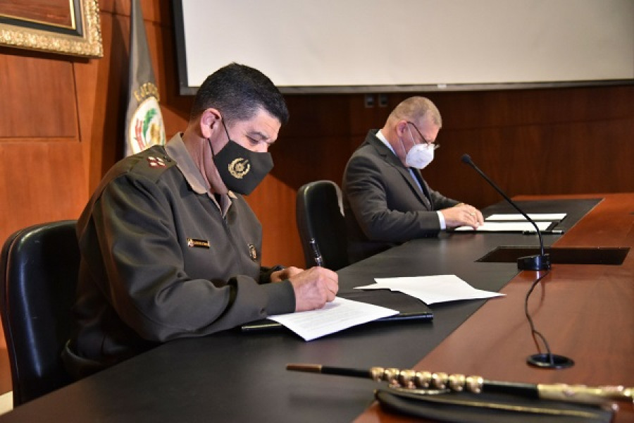 Instantes de la firma del convenio entre el Ejército y Diseños Casanave Internacional. Foto: Ejército del Perú