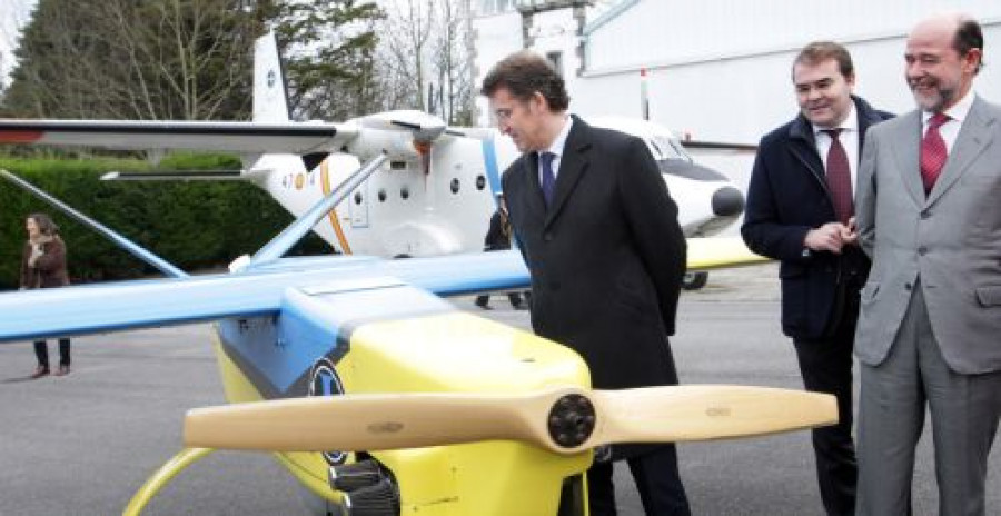 Feijóo viendo un UAV en Lugo.