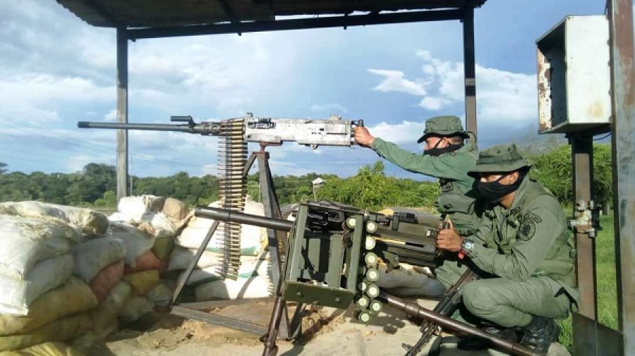 Lanzagranadas de 40 mm y ametralladora .50 emplazados en el estado Apure. Foto: Ejército de Venezuela