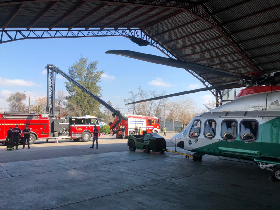 Bomberos y Carabineros realizan un ejercicio de seguridad ante emergencias aeronáuticas. Foto: Carabineros de Chile