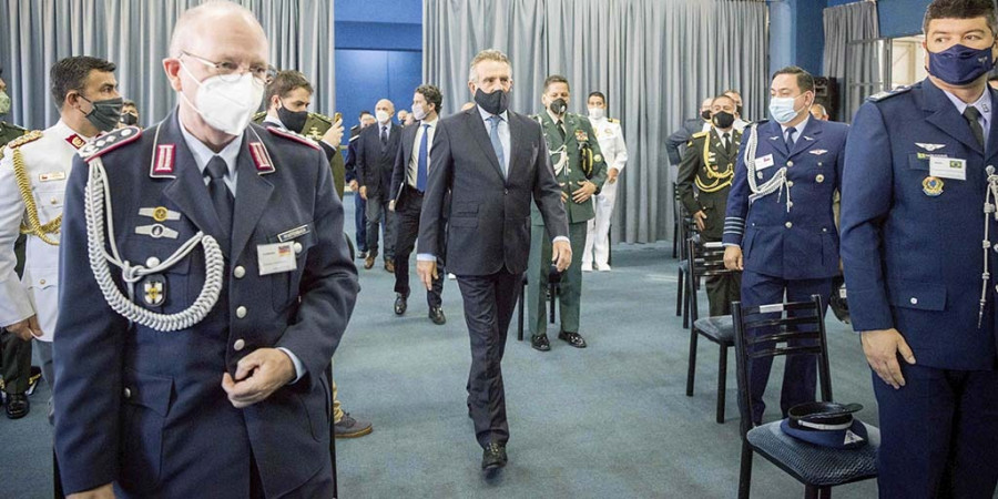 El ministro Rossi junto a agregados militares en Argentina. Foto: Ministerio de Defensa