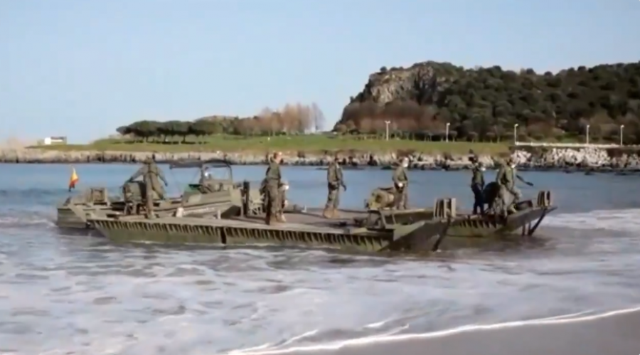 Pruebas con el puente tablero flotante. Foto: Ejército de Tierra