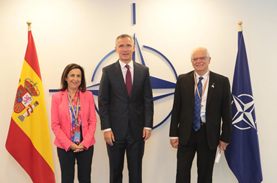 Margarita Robles, el secretario general de la OTAN, Jens Stoltenberg, y Josep Borrell.