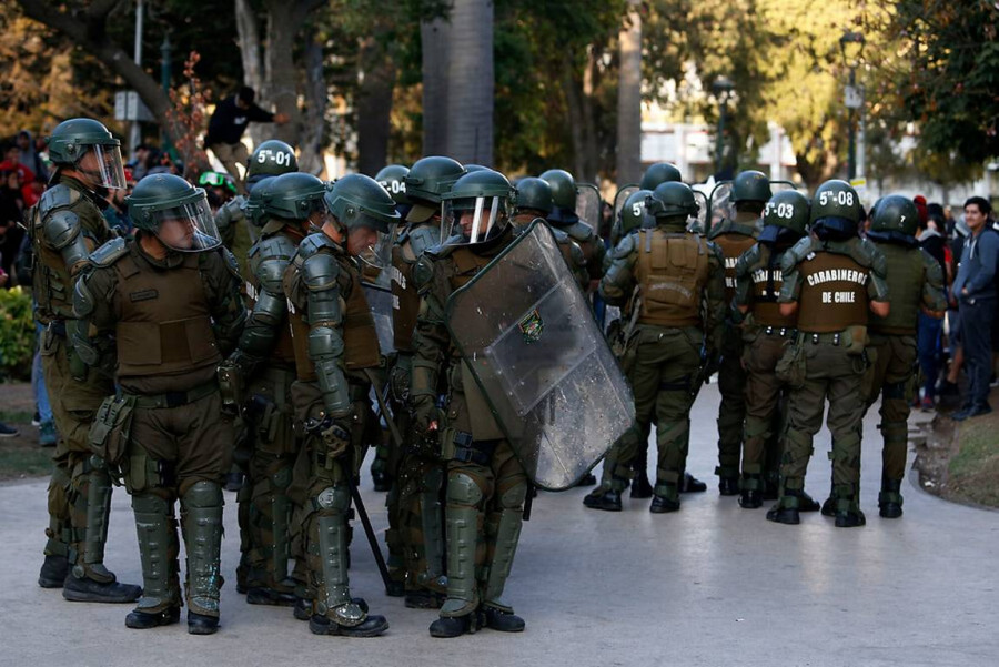 Carabineros con equipamiento antidisturbios. Foto: Aton