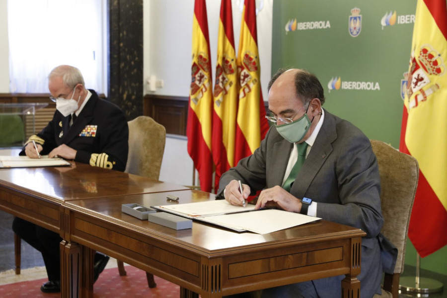 Ignacio Galán y el almirante Teodoro López Calderón firman el acuerdo. Foto: Iberdrola
