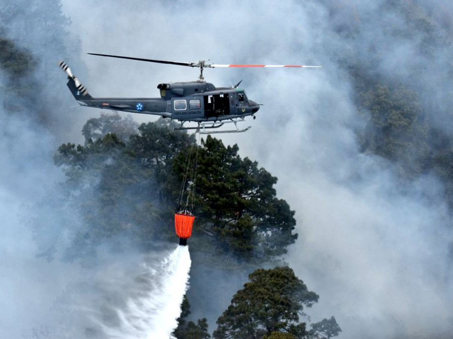 Helicóptero Bell 212 de la Fuerza Aérea Guatemalteca en labores de extinción del incendio en Atitlán. Foto: Defensa de Guatemala