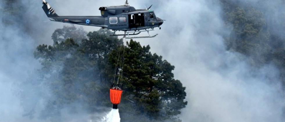 Helicóptero Bell 212 de la Fuerza Aérea Guatemalteca en labores de extinción del incendio en Atitlán. Foto: Defensa de Guatemala