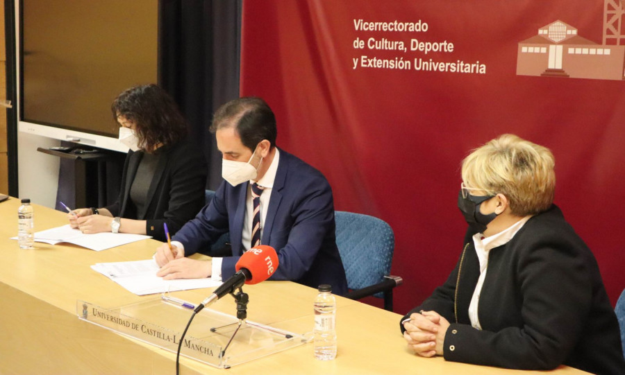 Firma del convenio de colaboración entre Thales y UCLM. Foto: Thales