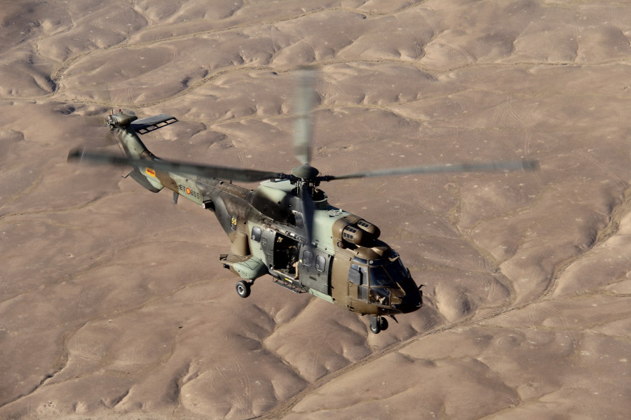 Un helicóptero Cougar español sobrevuela Irak. Foto: Ministerio de Defensa