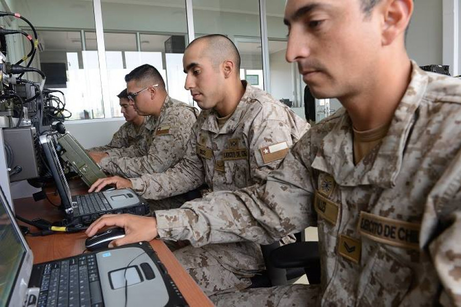 Instrucción en equipos de Elbit Systems en la Compañía de Simulación de Mando y Control. Foto: Ejército de Chile