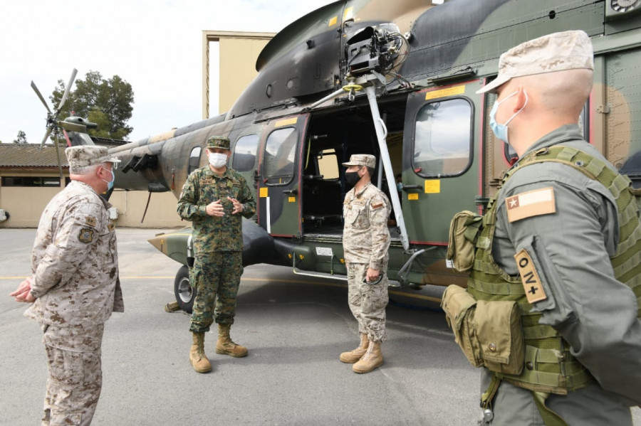 La autoridad conoció en su recorrido el material aéreo de la unidad. Foto: Ejército de Chile