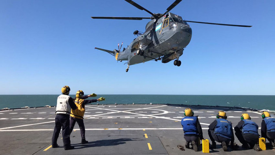 Helicóptero Sea King aterrizando sobre el rompehielos ARA Almirante Irizar: Foto: Armada Argentina