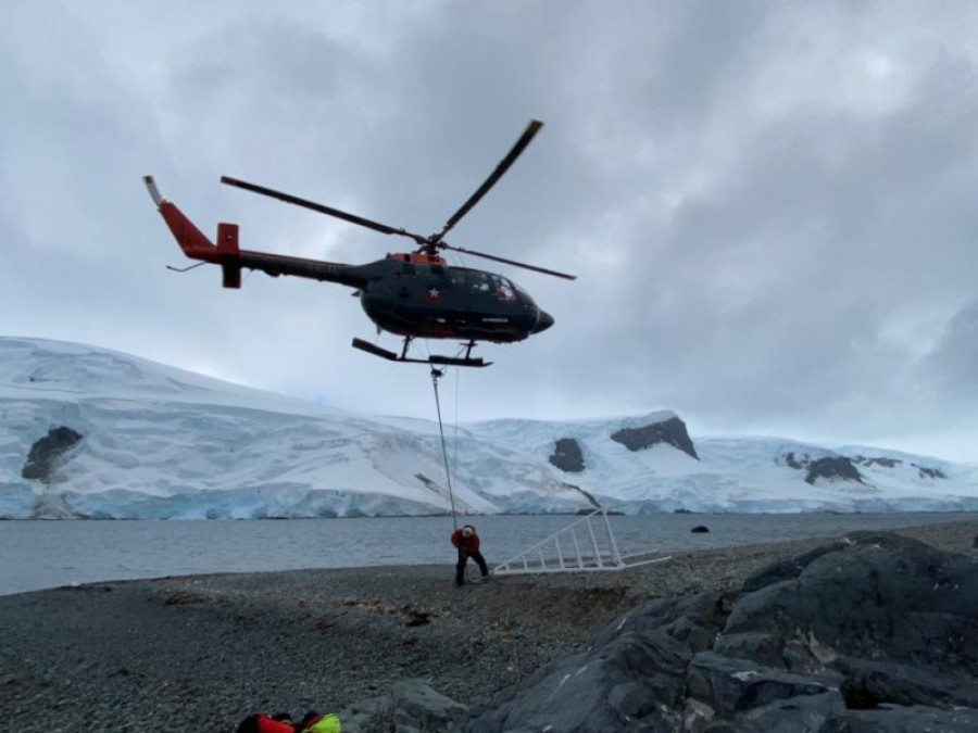 Helicóptero BO-105 CBS Bolkow desplegado en tareas de apoyo en la Campaña Antártica. Foto: Armada de Chile