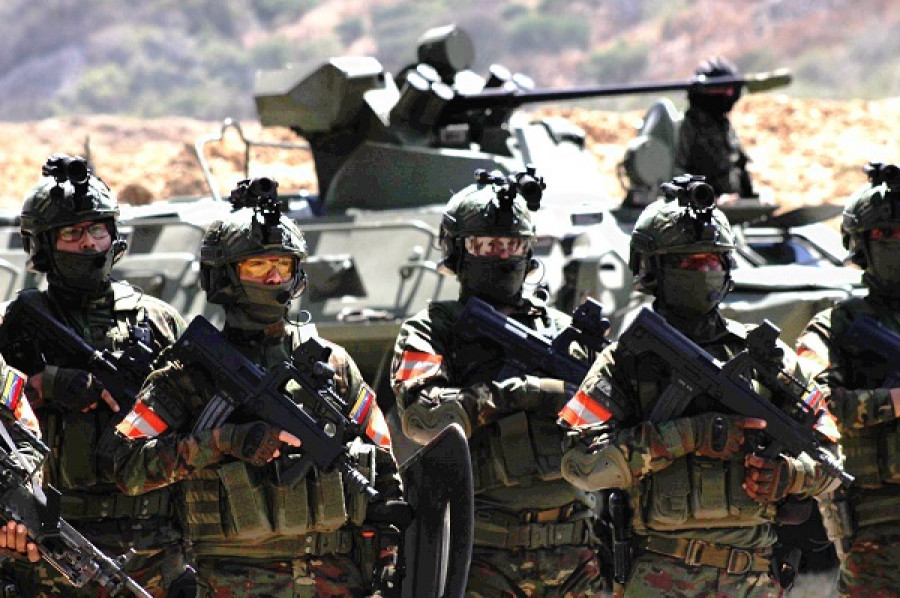 Efectivos portando fusiles de asalto QBZ-97A. Foto: Comando Estratégico Operacional