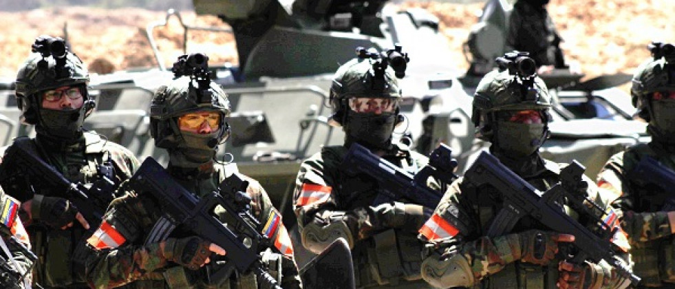 Efectivos portando fusiles de asalto QBZ-97A. Foto: Comando Estratégico Operacional