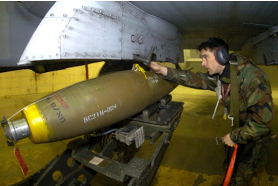 Bomba MK-82 en proceso de carga en un avión de ataque A-10. Foto: Departamento de Defensa de EEUU