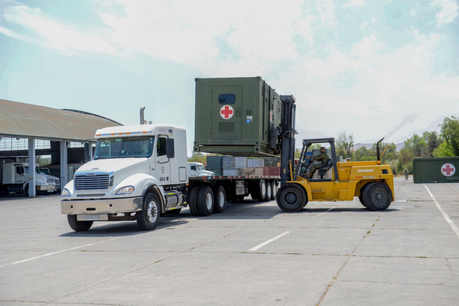 Transporte de módulos del Hospital Militar de Campaña en un camión Freightliner 6x4. Foto: Ejército de Chile