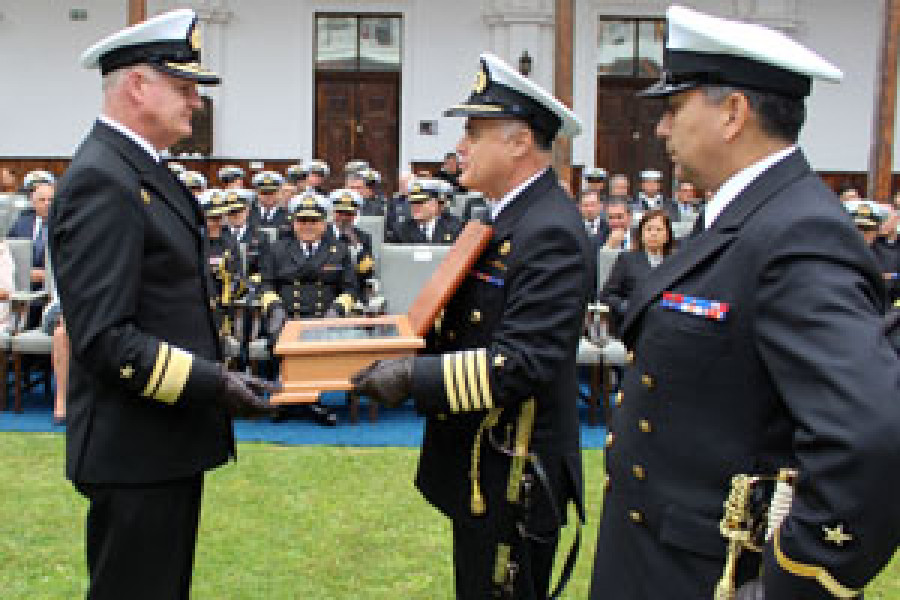 De la maza toma posesión como comandante de la Primera Naval chilena. Foto: Armada de Chile