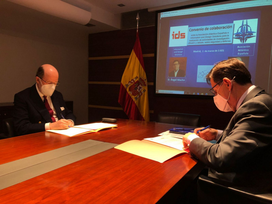 Argüelles y Macho durate la firma del acuerdo. Foto: Infodefensa.