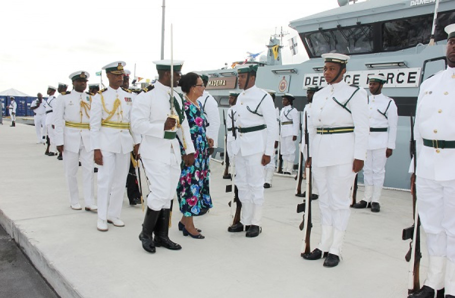 La gobernadora general de Las Bahamas arriba a la ceremonia de comisión del HMBS Madeira´. Foto: Royal Bahamas Defence Force.